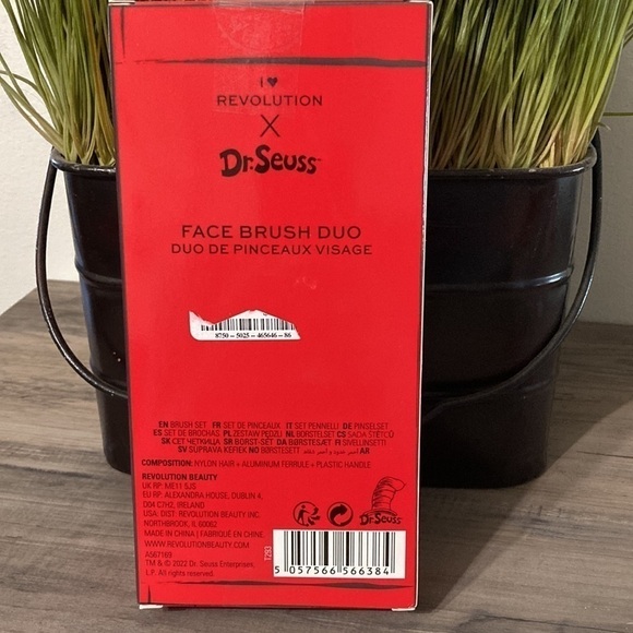 REVOLUTION X Dr. Seuss THING 1 & THING 2 MAKE UP BRUSH SET - Picture 4 of 8